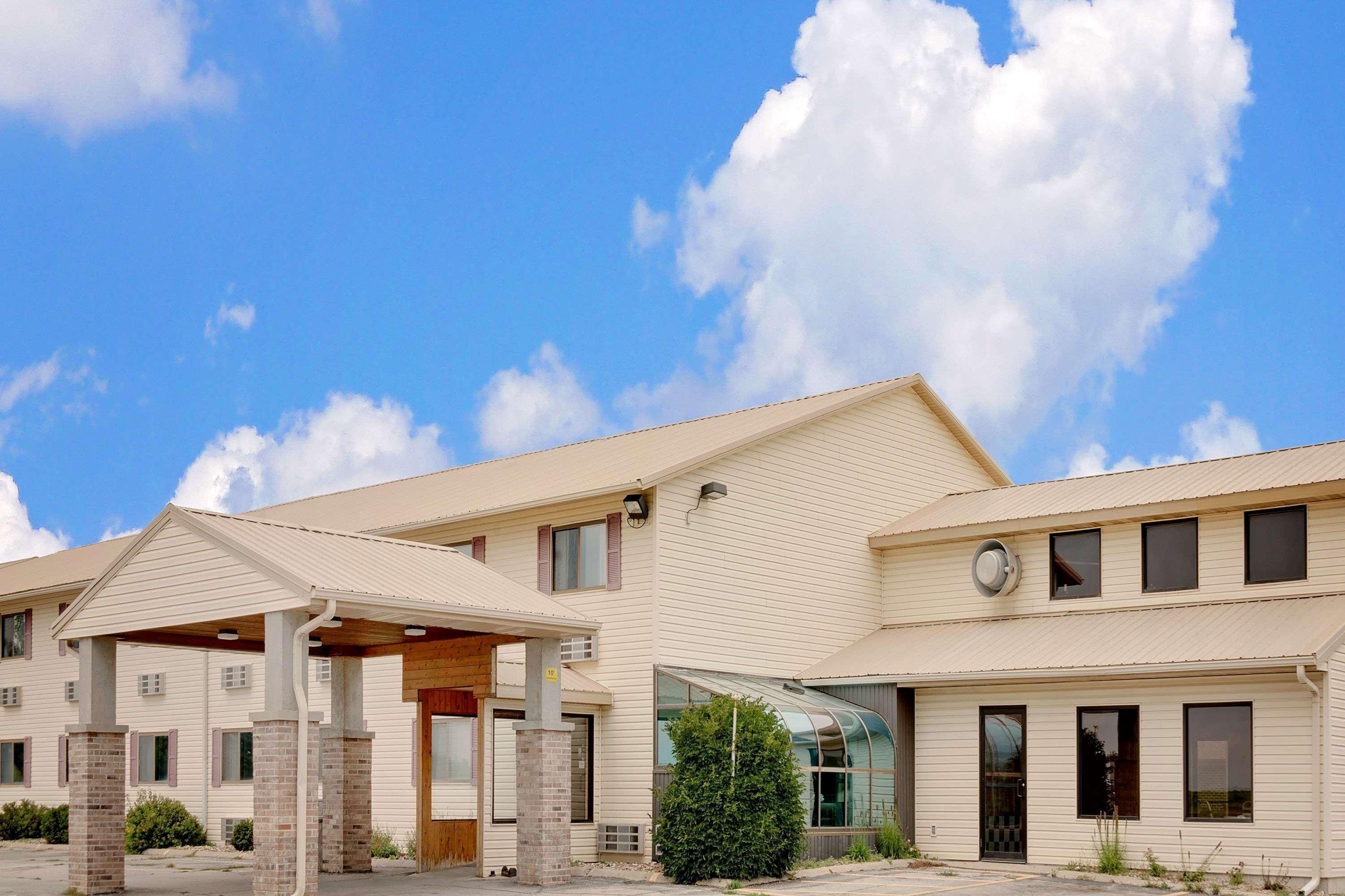 Super 8 By Wyndham Iowa Falls Exterior photo