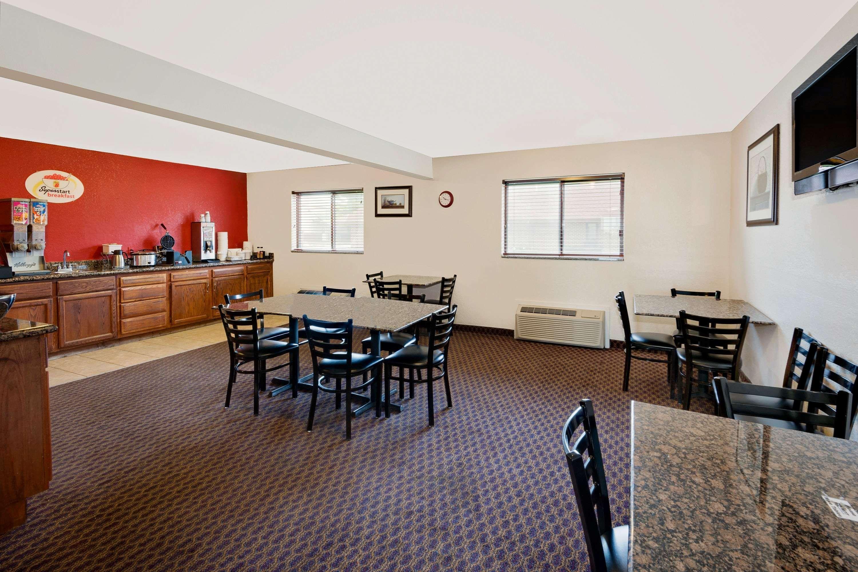 Super 8 By Wyndham Iowa Falls Exterior photo